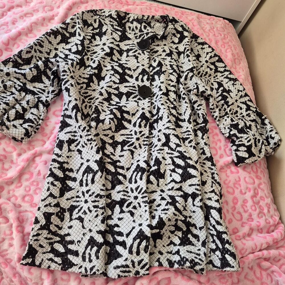 Yushi Women's Black and White Jacket